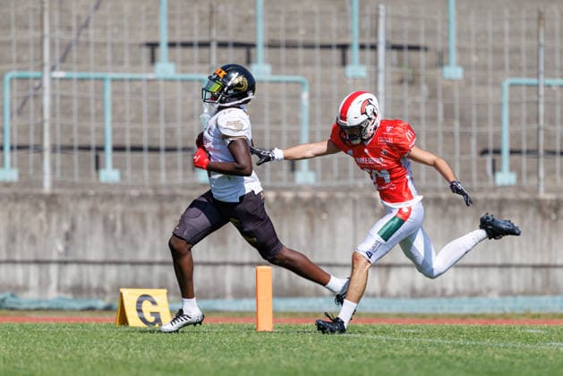 Ramsey Awuah-Okine (17, Gießen Golden Dragons) und Demir Kartal (14, Augsburg Centurions) beim Spiel zwischen Augsburg Centurions v Gießen Golden Dragons, American Football, Männer, GFL2, 2026, 7.Spieltag am 20.06.2026 in Augsburg, Rosenaustadion. Bayern Deutschland *** Ramsey Awuah Okine, 17, of the Giessen Golden Dragons, and Demir Kartal, 14, of the Augsburg Centurions, during the game between the Augsburg Centurions and the Giessen Golden Dragons, American football, mens, GFL2, 2026, Matchday 7 on June 20, 2026, in Augsburg, Rosenaustadion, Bavaria, Germany,detected_source_language