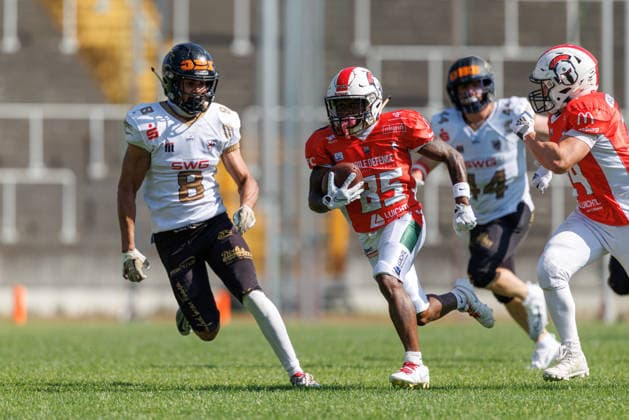 Jalin Goodman (85, Augsburg Centurions) und Henrique Delanava-Wrobel (8, Gießen Golden Dragons) beim Spiel zwischen Augsburg Centurions v Gießen Golden Dragons, American Football, Männer, GFL2, 2026, 7.Spieltag am 20.06.2026 in Augsburg, Rosenaustadion. Bayern Deutschland *** Jalin Goodman 85, Augsburg Centurions, and Henrique Delanava Wrobel 8, Giessen Golden Dragons, during the game between the Augsburg Centurions and the Giessen Golden Dragons, American football, mens, GFL2, 2026, Matchday 7 on June 20, 2026, in Augsburg, Rosenaustadion, Bavaria, Germany,detected_source_language