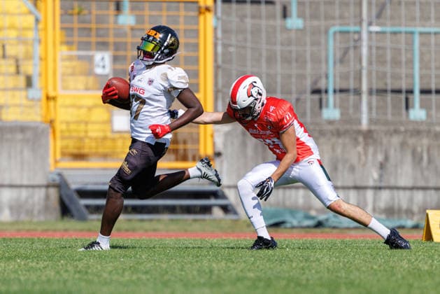 Ramsey Awuah-Okine (17, Gießen Golden Dragons) und Demir Kartal (14, Augsburg Centurions) beim Spiel zwischen Augsburg Centurions v Gießen Golden Dragons, American Football, Männer, GFL2, 2026, 7.Spieltag am 20.06.2026 in Augsburg, Rosenaustadion. Bayern Deutschland *** Ramsey Awuah Okine, 17, of the Giessen Golden Dragons, and Demir Kartal, 14, of the Augsburg Centurions, during the game between the Augsburg Centurions and the Giessen Golden Dragons, American football, mens, GFL2, 2026, Matchday 7 on June 20, 2026, in Augsburg, Rosenaustadion, Bavaria, Germany,detected_source_language