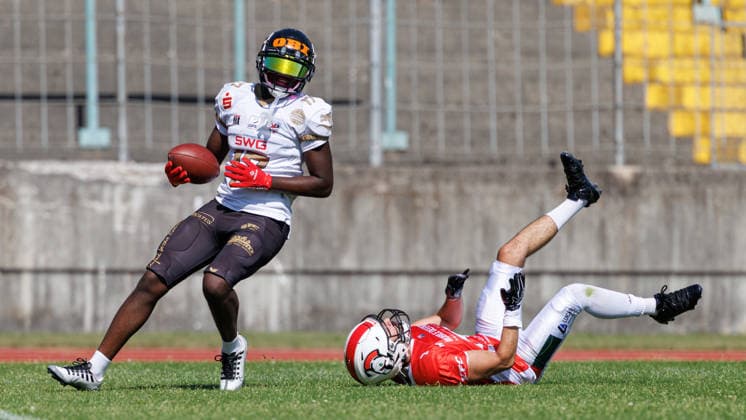 Ramsey Awuah-Okine (17, Gießen Golden Dragons) und Demir Kartal (14, Augsburg Centurions) beim Spiel zwischen Augsburg Centurions v Gießen Golden Dragons, American Football, Männer, GFL2, 2026, 7.Spieltag am 20.06.2026 in Augsburg, Rosenaustadion. Bayern Deutschland *** Ramsey Awuah Okine, 17, of the Giessen Golden Dragons, and Demir Kartal, 14, of the Augsburg Centurions, during the game between the Augsburg Centurions and the Giessen Golden Dragons, American football, mens, GFL2, 2026, Matchday 7 on June 20, 2026, in Augsburg, Rosenaustadion, Bavaria, Germany,detected_source_language