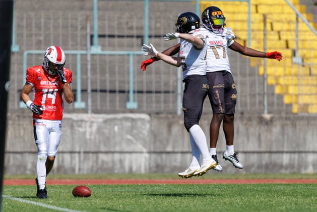 Ramsey Awuah-Okine (17, Gießen Golden Dragons) und Leo Kopf (85, Gießen Golden Dragons) beim Spiel zwischen Augsburg Centurions v Gießen Golden Dragons, American Football, Männer, GFL2, 2026, 7.Spieltag am 20.06.2026 in Augsburg, Rosenaustadion. Bayern Deutschland *** Ramsey Awuah Okine, No. 17, Giessen Golden Dragons, and Leo Kopf, No. 85, Giessen Golden Dragons, during the game between the Augsburg Centurions and the Giessen Golden Dragons, American football, mens, GFL2, 2026, Matchday 7 on June 20, 2026, in Augsburg, Rosenaustadion, Bavaria, Germany,detected_source_language