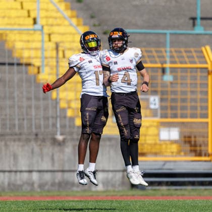 Ramsey Awuah-Okine (17, Gießen Golden Dragons) und Isaac Bernard (4, Gießen Golden Dragons) beim Spiel zwischen Augsburg Centurions v Gießen Golden Dragons, American Football, Männer, GFL2, 2026, 7.Spieltag am 20.06.2026 in Augsburg, Rosenaustadion. Bayern Deutschland *** Ramsey Awuah Okine 17, Giessen Golden Dragons, and Isaac Bernard 4, Giessen Golden Dragons, during the game between the Augsburg Centurions and the Giessen Golden Dragons, American football, mens, GFL2, 2026, Matchday 7 on June 20, 2026, in Augsburg, Rosenaustadion, Bavaria, Germany,detected_source_language