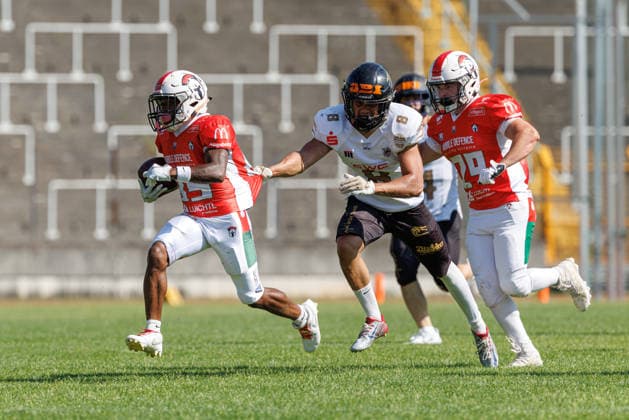 Jalin Goodman (85, Augsburg Centurions) und Henrique Delanava-Wrobel (8, Gießen Golden Dragons) beim Spiel zwischen Augsburg Centurions v Gießen Golden Dragons, American Football, Männer, GFL2, 2026, 7.Spieltag am 20.06.2026 in Augsburg, Rosenaustadion. Bayern Deutschland *** Jalin Goodman 85, Augsburg Centurions, and Henrique Delanava Wrobel 8, Giessen Golden Dragons, during the game between the Augsburg Centurions and the Giessen Golden Dragons, American football, mens, GFL2, 2026, Matchday 7 on June 20, 2026, in Augsburg, Rosenaustadion, Bavaria, Germany,detected_source_language