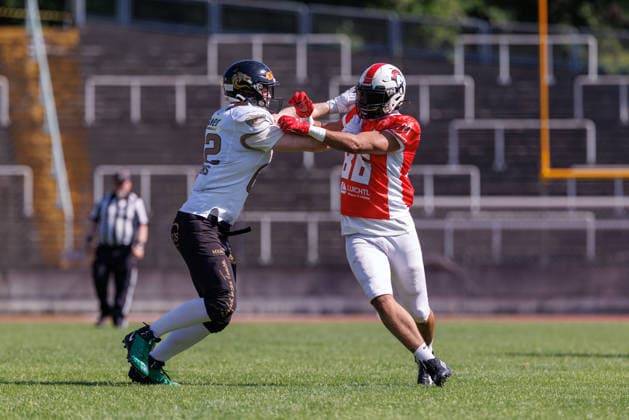 Yorrit Kristen (62, Gießen Golden Dragons) und Tillman Morton (86, Augsburg Centurions) beim Spiel zwischen Augsburg Centurions v Gießen Golden Dragons, American Football, Männer, GFL2, 2026, 7.Spieltag am 20.06.2026 in Augsburg, Rosenaustadion. Bayern Deutschland *** Yorrit Kristen 62, Giessen Golden Dragons, and Tillman Morton 86, Augsburg Centurions, in the game between the Augsburg Centurions and the Giessen Golden Dragons, American football, mens, GFL2, 2026, Matchday 7 on June 20, 2026, in Augsburg, Rosenaustadion, Bavaria, Germany,detected_source_language