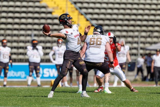 Isaac Bernard (4, Gießen Golden Dragons) im Hintergrund, Nico Klos (66, Gießen Golden Dragons) beim Spiel zwischen Augsburg Centurions v Gießen Golden Dragons, American Football, Männer, GFL2, 2026, 7.Spieltag am 20.06.2026 in Augsburg, Rosenaustadion. Bayern Deutschland *** Isaac Bernard 4, Gießen Golden Dragons in the background, Nico Klos 66, Gießen Golden Dragons during the game between the Augsburg Centurions and the Gießen Golden Dragons, American football, men’s, GFL2, 2026, Matchday 7 on June 20, 2026, in Augsburg, Rosenaustadion, Bavaria, Germany,detected_source_language