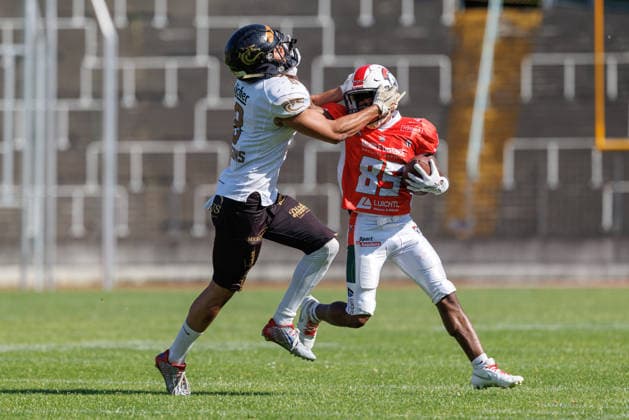Henrique Delanava-Wrobel (8, Gießen Golden Dragons) und Jalin Goodman (85, Augsburg Centurions) beim Spiel zwischen Augsburg Centurions v Gießen Golden Dragons, American Football, Männer, GFL2, 2026, 7.Spieltag am 20.06.2026 in Augsburg, Rosenaustadion. Bayern Deutschland *** Henrique Delanava Wrobel 8, Giessen Golden Dragons, and Jalin Goodman 85, Augsburg Centurions, in the game between the Augsburg Centurions and the Giessen Golden Dragons, American football, mens, GFL2, 2026, Matchday 7 on June 20, 2026, in Augsburg, Rosenaustadion, Bavaria, Germany,detected_source_language