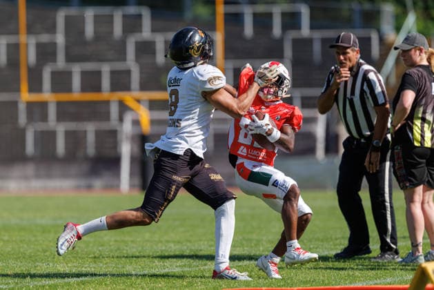 Henrique Delanava-Wrobel (8, Gießen Golden Dragons) und Jalin Goodman (85, Augsburg Centurions) beim Spiel zwischen Augsburg Centurions v Gießen Golden Dragons, American Football, Männer, GFL2, 2026, 7.Spieltag am 20.06.2026 in Augsburg, Rosenaustadion. Bayern Deutschland *** Henrique Delanava Wrobel 8, Giessen Golden Dragons, and Jalin Goodman 85, Augsburg Centurions, in the game between the Augsburg Centurions and the Giessen Golden Dragons, American football, mens, GFL2, 2026, Matchday 7 on June 20, 2026, in Augsburg, Rosenaustadion, Bavaria, Germany,detected_source_language