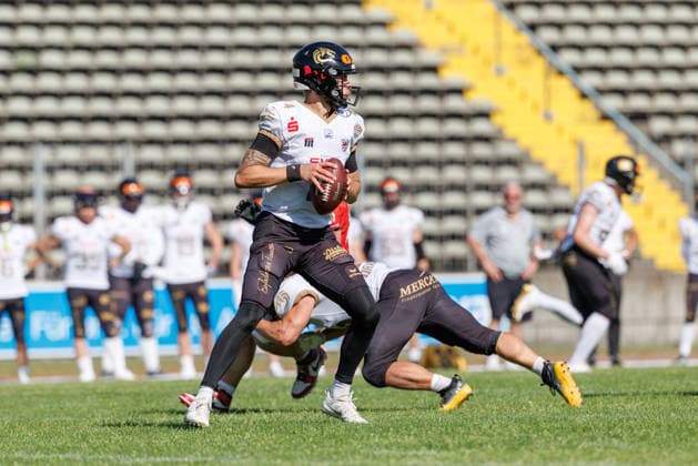 Isaac Bernard (4, Gießen Golden Dragons) beim Spiel zwischen Augsburg Centurions v Gießen Golden Dragons, American Football, Männer, GFL2, 2026, 7.Spieltag am 20.06.2026 in Augsburg, Rosenaustadion. Bayern Deutschland *** Isaac Bernard 4, Giessen Golden Dragons in the game between the Augsburg Centurions and the Giessen Golden Dragons, American football, mens, GFL2, 2026, Matchday 7 on June 20, 2026, in Augsburg, Rosenaustadion, Bavaria, Germany,detected_source_language