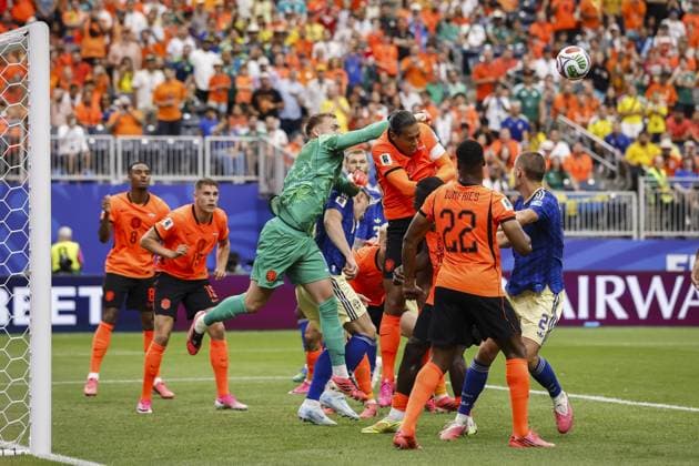 HOUSTON - (lr) Netherlands goalkeeper Bart Verbruggen blocks a shot on goal, Virgil van Dijk for the Netherlands, Denzel Dumfries for the Netherlands and Gustaf Lagerbielke for Sweden during the 2026 FIFA World Cup, WM, Weltmeisterschaft, Fussball Group F match between the Netherlands and Sweden at Houston Stadium on June 20, 2026 in Houston, United States. ROBIN VAN LONKHUIJSEN ANP FIFA World Cup 2026 group stage 2026 xVIxANPxSportx xxANPxIVx 561525921 originalFilename: 561525921.jpg