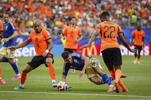HOUSTON - (lr) Donyell Malen of the Netherlands, Yasin Ayari of Sweden and Denzel Dumfries of the Netherlands during the FIFA 2026 World Cup Group F match between the Netherlands and Sweden at Houston Stadium on June 20, 2026 in Houston, United States. ROBIN VAN LONKHUIJSEN ANP FIFA World Cup, WM, Weltmeisterschaft, Fussball 2026 group stage 2026 xVIxANPxSportx xxANPxIVx 561526334 originalFilename: 561526334.jpg