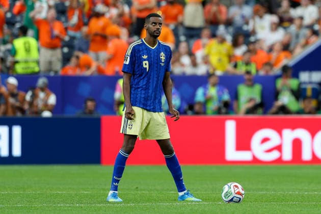 Alexander Isak (Sweden) looks on during the FIFA World Cup, WM, Weltmeisterschaft, Fussball 2026 Group F match between Netherlands and Sweden at Houston Stadium on June 20, 2026 in Houston, United States. (Photo by Torbjorn Tande DeFodi Images) - *** Alexander Isak of Sweden watches as the Netherlands and Sweden face off in a Group F match of the 2026 FIFA World Cup at Houston Stadium on June 20, 2026, in Houston, United States. Photo by Torbjorn Tande, DeFodi Images,detected_source_language