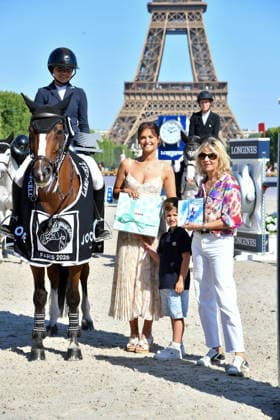 Sienna Smith sur Noortje van het Houterhof 1ère, Carole Juge-Llewellyn, Virginie Coupérie-Eiffel à la remise du Prix Joone lors de la 12ème édition Longines Paris Eiffel Jumping au pied de la Tour Eiffel sur le Champ-de-Mars à Paris, France le 20 juin 2026 Perusseau Veeren Bestimage Presentation of the Joone Prize during the 12th Longines Paris Eiffel Jumping event at the foot of the Eiffel Tower on the Champ de Mars in Paris, France on June 20, 2026 Paris France  Copyright: xVeeren-Perusseau BestimagexVeeren-Perusseau Bestimagex