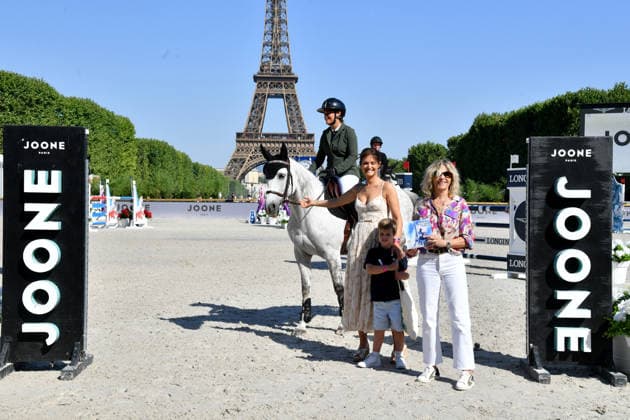 Caroline Baudry sur n Love des Majuros 3ème, Carole Juge-Llewellyn, Virginie Coupérie-Eiffel à la remise du Prix Joone lors de la 12ème édition Longines Paris Eiffel Jumping au pied de la Tour Eiffel sur le Champ-de-Mars à Paris, France le 20 juin 2026 Perusseau Veeren Bestimage Presentation of the Joone Prize during the 12th Longines Paris Eiffel Jumping event at the foot of the Eiffel Tower on the Champ de Mars in Paris, France on June 20, 2026 Paris France  Copyright: xVeeren-Perusseau BestimagexVeeren-Perusseau Bestimagex