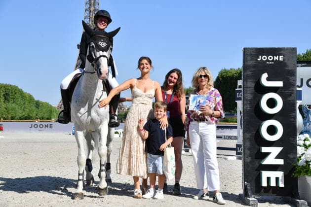 Caroline Baudry sur n Love des Majuros 3ème, Carole Juge-Llewellyn, Virginie Coupérie-Eiffel à la remise du Prix Joone lors de la 12ème édition Longines Paris Eiffel Jumping au pied de la Tour Eiffel sur le Champ-de-Mars à Paris, France le 20 juin 2026 Perusseau Veeren Bestimage Presentation of the Joone Prize during the 12th Longines Paris Eiffel Jumping event at the foot of the Eiffel Tower on the Champ de Mars in Paris, France on June 20, 2026 Paris France  Copyright: xVeeren-Perusseau BestimagexVeeren-Perusseau Bestimagex