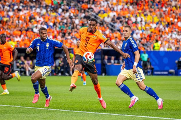 20.06.2026, HOUSTON, PILKA NOZNA (FOOTBALL), FIFA World Cup, WM, Weltmeisterschaft, Fussball 2026, MECZ HOLANDIA - SZWECJA ( NETHERLANDS - SWEDEN ) NZ RYAN GRAVENBERCH LUTSHAREL GEERTRUIDA FOTO LUKASZ SKWIOT CYFRASPORT NEWSPIX.PL --- Newspix.pl POLAND OUT!  20260620CSLS00002