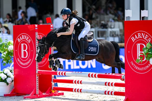 Romane Ribes sur FLIPPER DU MOULIN participe au Prix Kids Cup Decathlon de la 12ème édition Longines Paris Eiffel Jumping au pied de la Tour Eiffel sur le Champ-de-Mars à Paris, France, le 20 juin 2026. Perusseau-Veeren Bestimage 12th Longines Paris Eiffel Jumping event at the foot of the Eiffel Tower on the Champ de Mars in Paris, France on June 20, 2026  Copyright: xPerusseau-Veerenx xBestimagexPerusseau-Veerenx xBestimagex