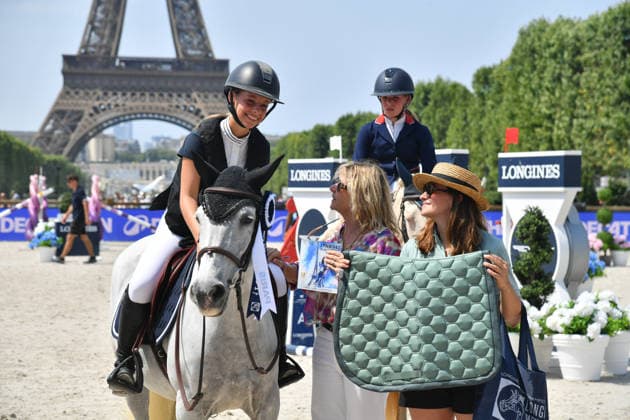 Giulia Sarkozy sur Valentine du Delta à la remise du Prix Decathlon lors de la 12ème édition Longines Paris Eiffel Jumping au pied de la Tour Eiffel sur le Champ-de-Mars à Paris, France le 20 juin 2026 Perusseau Veeren Bestimage Presentation of the Decathlon Prize during the 12th Longines Paris Eiffel Jumping event at the foot of the Eiffel Tower on the Champ de Mars in Paris, France on June 20, 2026 Paris France  Copyright: xVeeren-Perusseau BestimagexVeeren-Perusseau Bestimagex