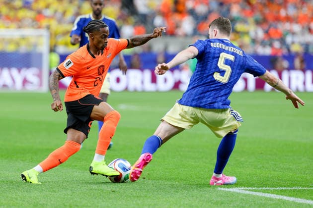 Crysencio Summerville (Netherlands) und Gabriel Gudmundsson (Sweden) battle for the ball during the FIFA World Cup, WM, Weltmeisterschaft, Fussball 2026 Group F match between Netherlands and Sweden at Houston Stadium on June 20, 2026 in Houston, United States. (Photo by Torbjorn Tande DeFodi Images) - *** Crysencio Summerville of the Netherlands and Gabriel Gudmundsson of Sweden battle for the ball during the 2026 FIFA World Cup Group F match between the Netherlands and Sweden at Houston Stadium on June 20, 2026, in Houston, United States. Photo by Torbjorn Tande, DeFodi Images,detected_source_language