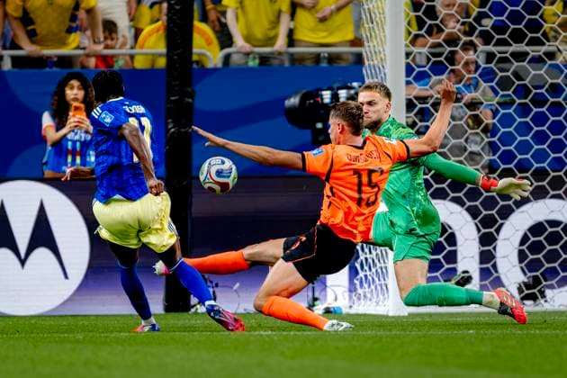 HOUSTON - Anthony Elanga of Sweden scores, Mickey van de Ven of the Netherlands, goalkeeper Bart Verbruggen of the Netherlands during the 2026 World Cup at NRG Stadium on June 20, 2026, in Houston, United States. (Photo by Stefan Koops EYE4IMAGES DeFodi Images) - *** HOUSTON