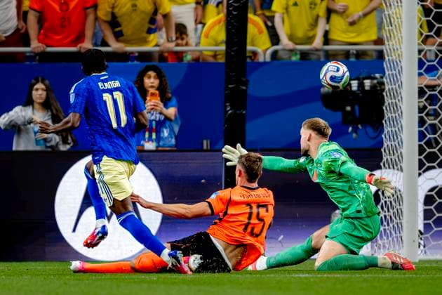 HOUSTON - Anthony Elanga of Sweden scores, Mickey van de Ven of the Netherlands, goalkeeper Bart Verbruggen of the Netherlands during the 2026 World Cup at NRG Stadium on June 20, 2026, in Houston, United States. (Photo by Stefan Koops EYE4IMAGES DeFodi Images) - *** HOUSTON