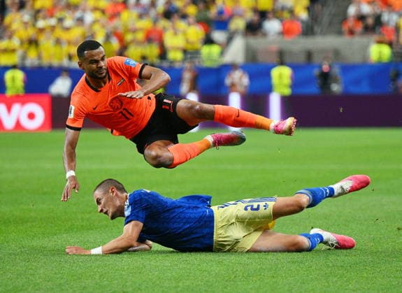 FIFA World Cup, WM, Weltmeisterschaft, Fussball 2026 - Group F - Netherlands vs Sweden Gustaf Lagerbielke of Sweden (bottom) tackles Cody Gakpo of Netherlands (top) during the FIFA World Cup 2026 group stage match Netherlands against Sweden, in Houston, USA, 20 June 2026. HOUSTON United States  Copyright: xSAMxWASSONx