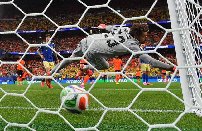 FIFA World Cup, WM, Weltmeisterschaft, Fussball 2026 - Group F - Netherlands vs Sweden Sweden goalkeeper Kristoffer Nordfeldt concedes the 4-0 goal during the FIFA World Cup 2026 group stage match Netherlands against Sweden, in Houston, USA, 20 June 2026. HOUSTON United States  Copyright: xSAMxWASSONx