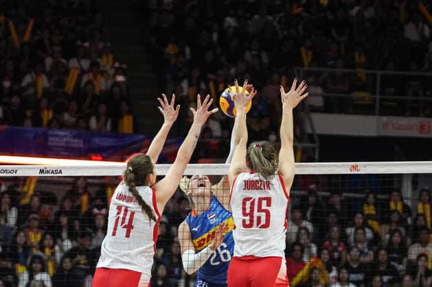 FIVB Women s Nations League 2026. Monika Lampkowska and Magdalena Jurczyk of Poland compete against Elles Dambrink of the Netherlands during the FIVB Women s Volleyball Nations League match between the Netherlands and Poland in Bangkok, Thailand, on June 20, 2026. Bangkok Bangkok Thailand  Copyright: xAnusakxLaowilasx originalFilename:laowilas-notitle260620_npjSU.jpg