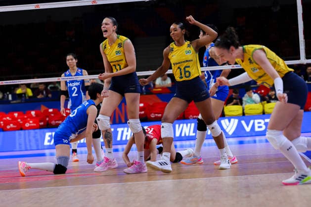 China V Brazil - Volleyball Nations League 2026 Ankara Stage Luzia da Silva Nezzo 11 and Kisy Nascimento 16 celebrate during the FIVB Volleyball Nations League (VNL) match between China and Brazil at the Ankara Arena in Ankara, Turkey, on June 20, 2026. Ankara Turkey  Copyright: xÃ‡aÄülarxOskayx originalFilename:oskay-chinavbr260620_npkYV.jpg