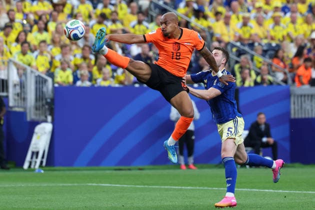 HOUSTON, TX - JUNE 20: Donyell Malen 18 of Netherlands cannot reach the ball as Gabriel Gudmundsson 5 of Sweden pushes him from behind during the FIFA World Cup, WM, Weltmeisterschaft, Fussball 2026 Group F match between Netherlands and Sweden on June 20, 2026, at Houston Stadium in Houston, Texas. (Photo by David Buono Icon Sportswire) SOCCER: JUN 20 FIFA World Cup 26 Group F - Netherlands vs Sweden EDITORIAL USE ONLY Icon260620026