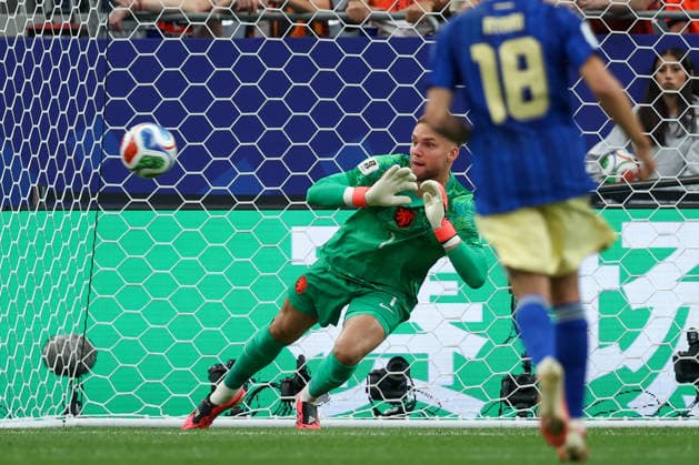 HOUSTON, TX - JUNE 20: Bart Verbruggen 1 of Netherlands readies to make a save during the FIFA World Cup, WM, Weltmeisterschaft, Fussball 2026 Group F match between Netherlands and Sweden on June 20, 2026, at Houston Stadium in Houston, Texas. (Photo by David Buono Icon Sportswire) SOCCER: JUN 20 FIFA World Cup 26 Group F - Netherlands vs Sweden EDITORIAL USE ONLY Icon260620027