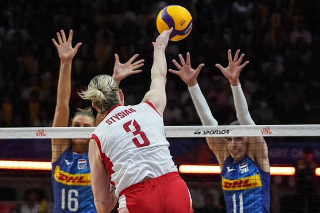 FIVB Women s Nations League 2026. Magdalena Stysiak of Poland competes against Indy Baijens and Laura Jansen of the Netherlands during the FIVB Women s Volleyball Nations League match between the Netherlands and Poland in Bangkok, Thailand, on June 20, 2026. Bangkok Bangkok Thailand  Copyright: xAnusakxLaowilasx originalFilename:laowilas-notitle260620_npcY8.jpg