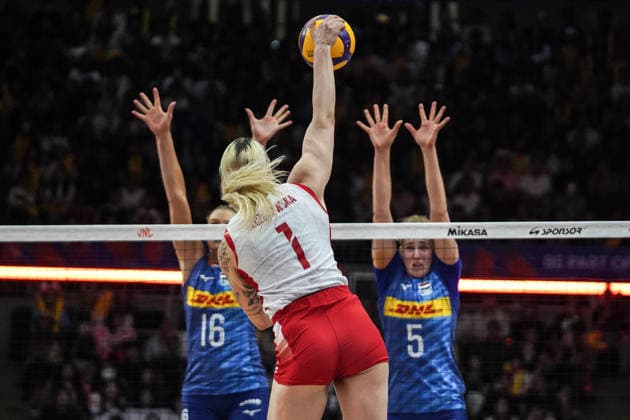 FIVB Women s Nations League 2026. Julia Szczurowska of Poland competes against Indy Baijens and Jolien Knollema of the Netherlands during the FIVB Women s Volleyball Nations League match between the Netherlands and Poland in Bangkok, Thailand, on June 20, 2026. Bangkok Bangkok Thailand  Copyright: xAnusakxLaowilasx originalFilename:laowilas-notitle260620_npNl7.jpg