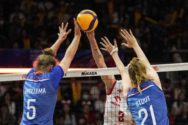 FIVB Women s Nations League 2026. Jolien Knollema and Britte Stuut of the Netherlands compete against Magdalena Stysiak of Poland during the FIVB Women s Volleyball Nations League match between the Netherlands and Poland in Bangkok, Thailand, on June 20, 2026. Bangkok Bangkok Thailand  Copyright: xAnusakxLaowilasx originalFilename:laowilas-notitle260620_npmNn.jpg