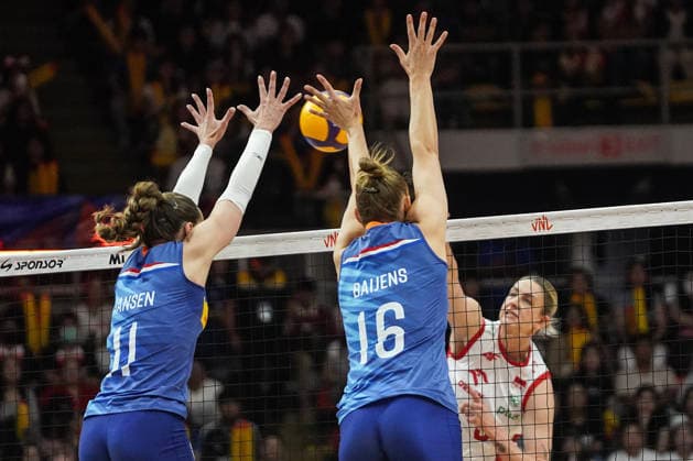 FIVB Women s Nations League 2026. Laura Jansen and Indy Baijens of the Netherlands compete against Magdalena Stysiak of Poland during the FIVB Women s Volleyball Nations League match between the Netherlands and Poland in Bangkok, Thailand, on June 20, 2026. Bangkok Bangkok Thailand  Copyright: xAnusakxLaowilasx originalFilename:laowilas-notitle260620_npYJc.jpg
