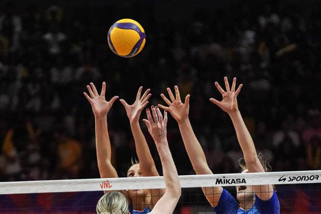 FIVB Women s Nations League 2026. Magdalena Stysiak of Poland competes against Indy Baijens and Jolien Knollema of the Netherlands during the FIVB Women s Volleyball Nations League match between the Netherlands and Poland in Bangkok, Thailand, on June 20, 2026. Bangkok Bangkok Thailand  Copyright: xAnusakxLaowilasx originalFilename:laowilas-notitle260620_npAbB.jpg