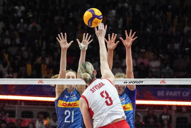 FIVB Women s Nations League 2026. Magdalena Stysiak of Poland competes against Britte Stuut and Jolien Knollema of the Netherlands during the FIVB Women s Volleyball Nations League match between the Netherlands and Poland in Bangkok, Thailand, on June 20, 2026. Bangkok Bangkok Thailand  Copyright: xAnusakxLaowilasx originalFilename:laowilas-notitle260620_npE2o.jpg