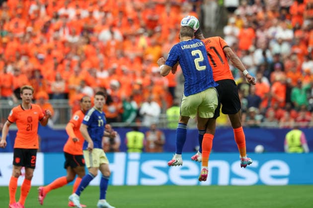 HOUSTON, TX - JUNE 20: Gustaf Lagerbielke 2 of Sweden and Cody Gakpo 11 of Netherlands challenge each other for a header during the FIFA World Cup, WM, Weltmeisterschaft, Fussball 2026 Group F match between Netherlands and Sweden on June 20, 2026, at Houston Stadium in Houston, Texas. (Photo by David Buono Icon Sportswire) SOCCER: JUN 20 FIFA World Cup 26 Group F - Netherlands vs Sweden EDITORIAL USE ONLY Icon260620034