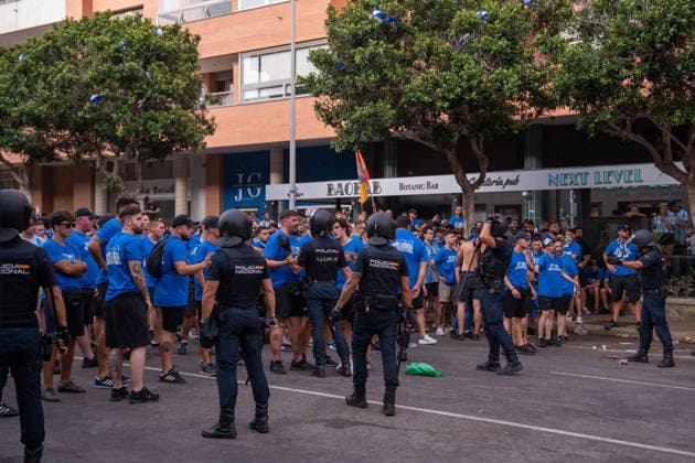Almeria, Spain - June 20th: Policia Nacional confront Frente Bokeron hooligans during Incidents outside the stadium during the teams arrivals before the promotion play-off final of La Liga Hypermotion (Segunda Division) match between Almeria and Malaga at UD Almería Stadium on June 20th, 2026 in Almeria, Spain.  Copyright: xAndresxLopezxSheridanxx xSPPx Sportspressphoto_SPR171763