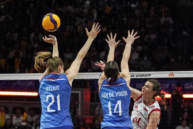FIVB Women s Nations League 2026. Britte Stuut and Nicole Van De Vosse of the Netherlands compete against Monika Lampkowska of Poland during the FIVB Women s Volleyball Nations League match between the Netherlands and Poland in Bangkok, Thailand, on June 20, 2026. Bangkok Bangkok Thailand  Copyright: xAnusakxLaowilasx originalFilename:laowilas-notitle260620_npCI4.jpg