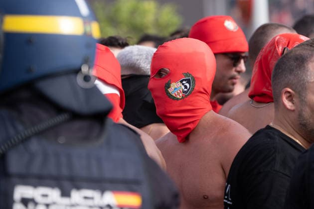 Almeria, Spain - June 20th: Policia Nacional confront Almeria hooligans during Incidents outside the stadium during the teams arrivals before the promotion play-off final of La Liga Hypermotion (Segunda Division) match between Almeria and Malaga at UD Almería Stadium on June 20th, 2026 in Almeria, Spain.  Copyright: xAndresxLopezxSheridanxx xSPPx Sportspressphoto_SPR171752