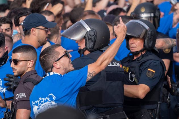 Almeria, Spain - June 20th: Malaga hooligan insulting Almeria fans in from the Policia Nacional before the promotion play-off final of La Liga Hypermotion (Segunda Division) match between Almeria and Malaga at UD Almería Stadium on June 20th, 2026 in Almeria, Spain.  Copyright: xAndresxLopezxSheridanxx xSPPx Sportspressphoto_SPR171756