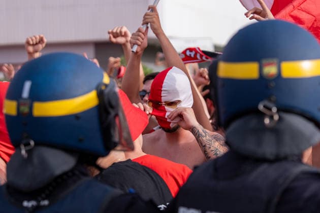 Almeria, Spain - June 20th: Policia Nacional confront Almeria hooligans during Incidents outside the stadium during the teams arrivals before the promotion play-off final of La Liga Hypermotion (Segunda Division) match between Almeria and Malaga at UD Almería Stadium on June 20th, 2026 in Almeria, Spain.  Copyright: xAndresxLopezxSheridanxx xSPPx Sportspressphoto_SPR171758