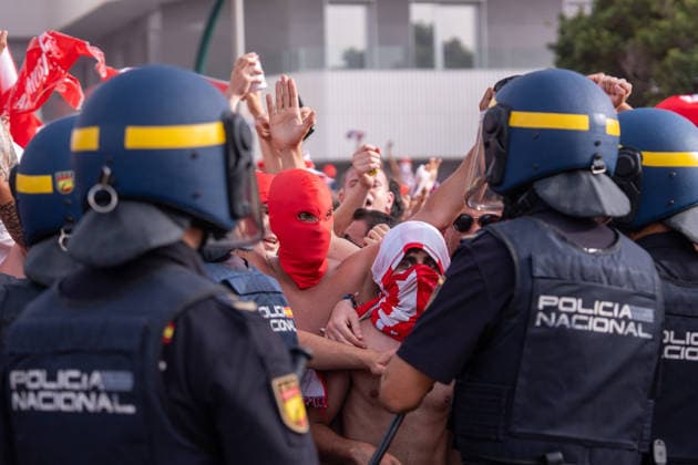Almeria, Spain - June 20th: Policia Nacional confront Almeria hooligans during Incidents outside the stadium during the teams arrivals before the promotion play-off final of La Liga Hypermotion (Segunda Division) match between Almeria and Malaga at UD Almería Stadium on June 20th, 2026 in Almeria, Spain.  Copyright: xAndresxLopezxSheridanxx xSPPx Sportspressphoto_SPR171759
