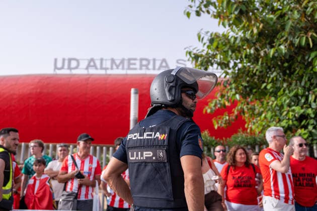 Almeria, Spain - June 20th: Policia Nacional before the incidents outside the stadium during the teams arrivals before the promotion play-off final of La Liga Hypermotion (Segunda Division) match between Almeria and Malaga at UD Almería Stadium on June 20th, 2026 in Almeria, Spain.  Copyright: xAndresxLopezxSheridanxx xSPPx Sportspressphoto_SPR171760
