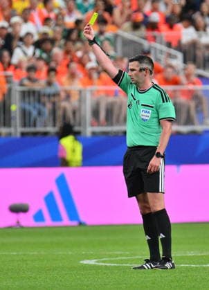 FIFA World Cup, WM, Weltmeisterschaft, Fussball 2026 - Group F - Netherlands vs Sweden Referee Michael Oliver shows a yellow card during the FIFA World Cup 2026 group stage match Netherlands against Sweden, in Houston, USA, 20 June 2026. HOUSTON United States  Copyright: xSAMxWASSONx