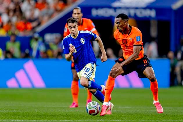 HOUSTON - Yasin Ayari of Sweden, Ryan Gravenberch of the Netherlands during the 2026 World Cup at NRG Stadium on June 20, 2026, in Houston, United States. (Photo by Stefan Koops EYE4IMAGES DeFodi Images) - *** HOUSTON