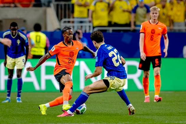 HOUSTON - Crysencio Summerville of the Netherlands, Besfort Zeneli of Sweden during the 2026 World Cup at NRG Stadium on June 20, 2026, in Houston, United States. (Photo by Stefan Koops EYE4IMAGES DeFodi Images) - *** HOUSTON