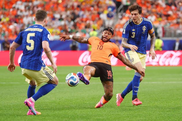 Memphis Depay of the Netherlands (10) tries to keep the ball from Sweden s Gabriel Gudmundsson and Victor Lindelof in the second half of a FIFA World Cup, WM, Weltmeisterschaft, Fussball match at NRG Stadium in Houston, Texas, on Saturday, June 20, 2026.  HOU20260620919 CHRISTIANxBRUNSKILL