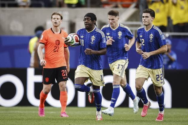 HOUSTON - (lr) Anthony Elanga of Sweden, Viktor Gyokeres of Sweden and Besfort Zeneli of Sweden celebrate the 4-1 as Frenkie de Jong of the Netherlands responds during the 2026 FIFA World Cup, WM, Weltmeisterschaft, Fussball Group F match between the Netherlands and Sweden at Houston Stadium on June 20, 2026 in Houston, United States. ROBIN VAN LONKHUIJSEN ANP FIFA World Cup 2026 group stage 2026 xVIxANPxSportx xxANPxIVx 561530210 originalFilename: 561530210.jpg