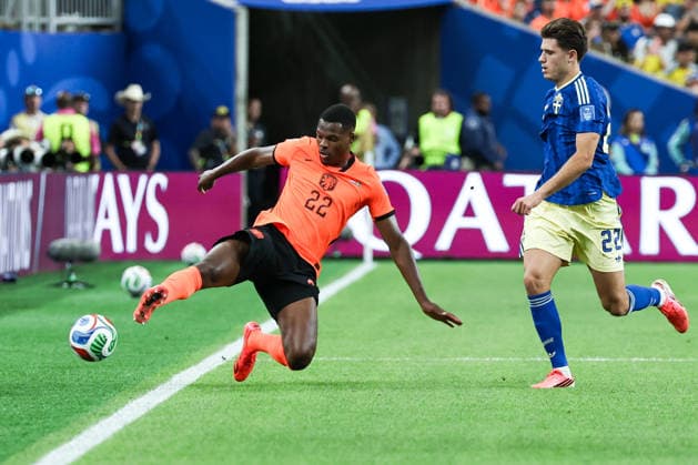 Denzel Dumfries of Netherlands (L) chases the ball during a FIFA Men’s World Cup 2026 Group Stage football match between Netherlands and Sweden at Houston Stadium, in Houston on June 20th 2026 (Photo by LVDIDI SPP)  Copyright: xLVDIDI SPPx Sportspressphoto_SPR171782